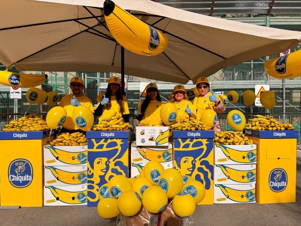 Evento promozionale CHIQUITA con il team M. e M. Fruit e casse di banane