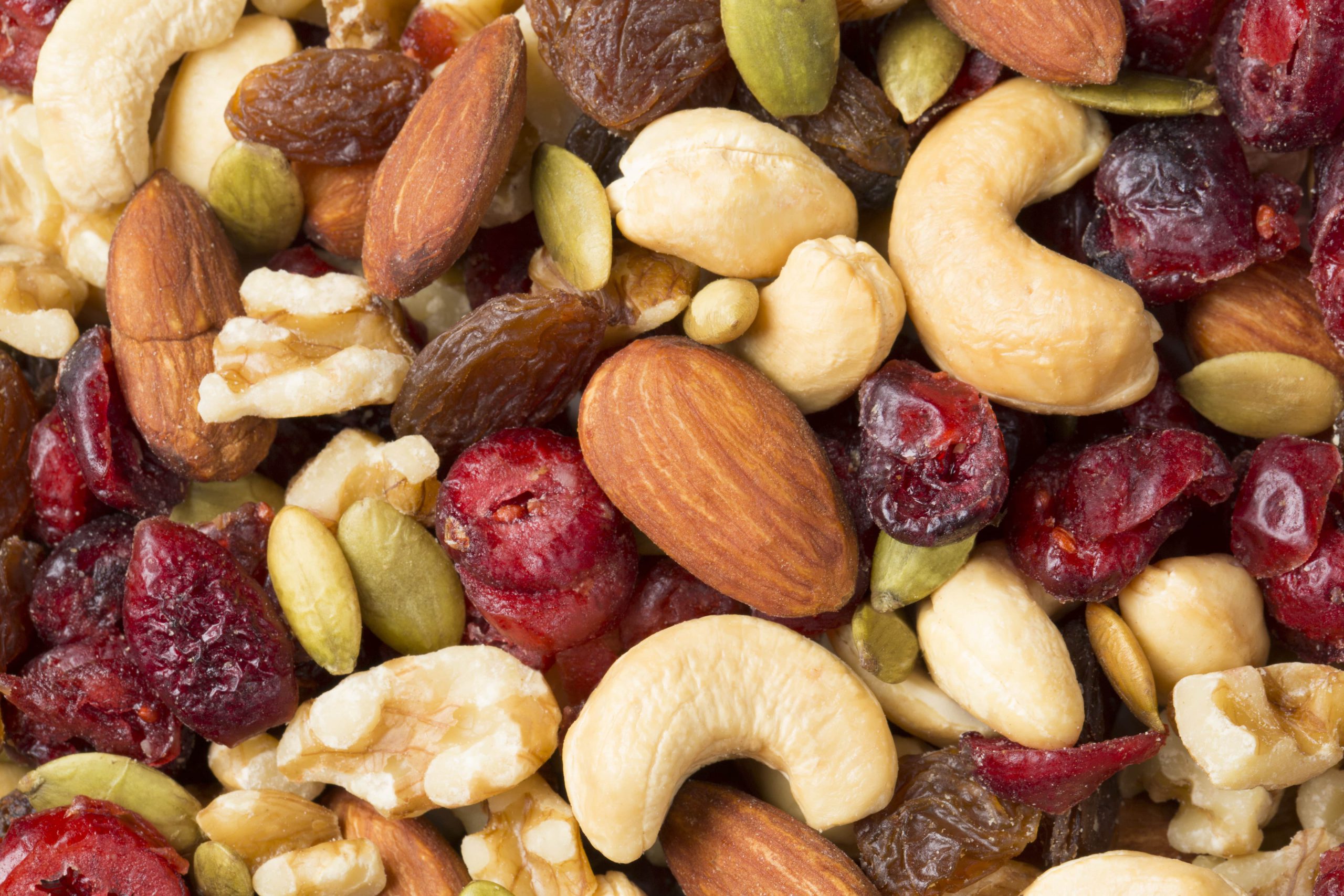 Mix di frutta secca: mandorle, anacardi, noci e frutti rossi
