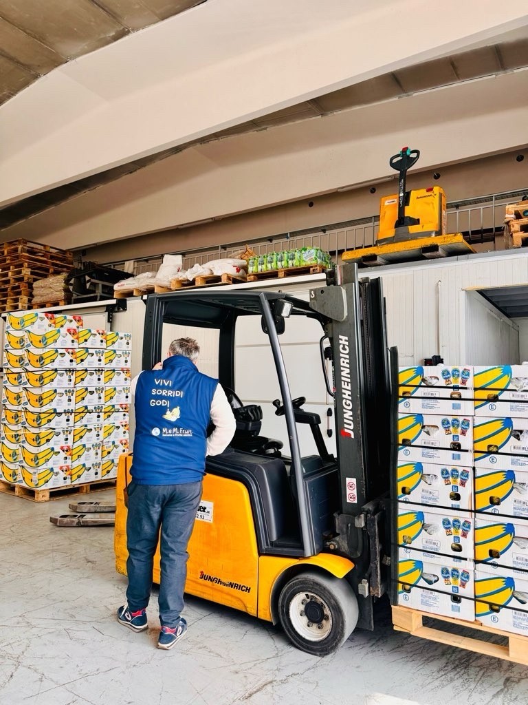 Operatore al muletto con casse di banane nel magazzino M. e M. Fruit